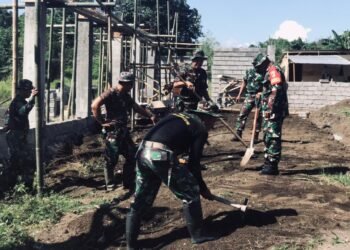 Danramil 1310-01/Bitung Turun Tangan Lakukan Perataan Tanah Pembangunan Gerai KDMP Manembo Nembo Atas