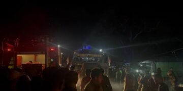 Polri Bergerak Cepat, Water Canon Dikerahkan Padamkan Kebakaran di Jalan Seringgu Merauke