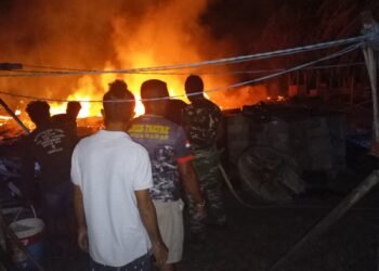 Respons cepat Polsek Karas bersama Koramil dan warga padamkan kebakaran di Kampung Malakuli