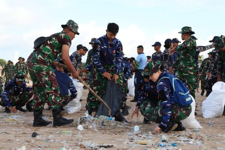 Aksi Gotong Royong Lanud I Gusti Ngurah Rai Bersihkan Pantai Kuta