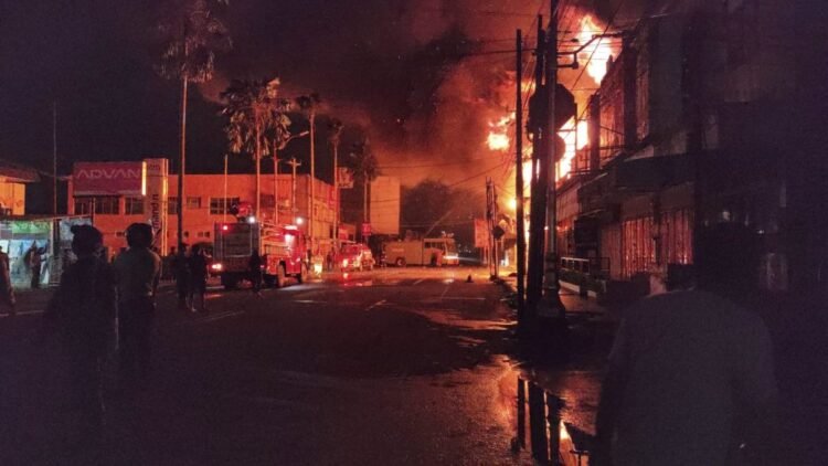 Polresta Cilacap Sigap Amankan Kebakaran Pusat Perbelanjaan, Evakuasi Warga Hingga Pengamanan Aset