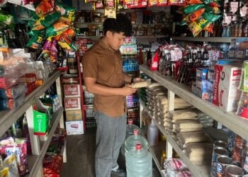 Satreskrim Polres Mamberamo Tengah Cek Harga Bahan Pokok di Pasar Sentral Kobakma