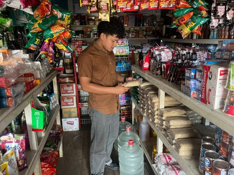 Satreskrim Polres Mamberamo Tengah Cek Harga Bahan Pokok di Pasar Sentral Kobakma