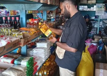 Satreskrim Polres Supiori Pantau Harga Pangan dan Stok Minyak Goreng di Pasar dan Ritel Modern