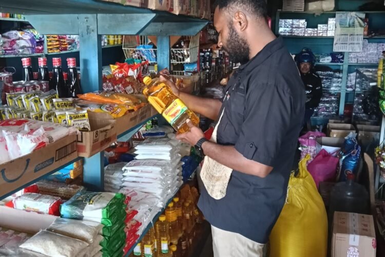 Satreskrim Polres Supiori Pantau Harga Pangan dan Stok Minyak Goreng di Pasar dan Ritel Modern