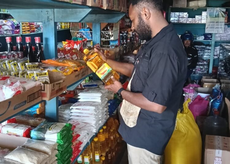 Satreskrim Polres Supiori Pantau Harga Pangan dan Stok Minyak Goreng di Pasar dan Ritel Modern