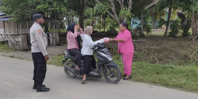 Polsek Bonggo Berbagi Takjil, Wujud Kepedulian dan Toleransi di Bulan Suci Ramadhan