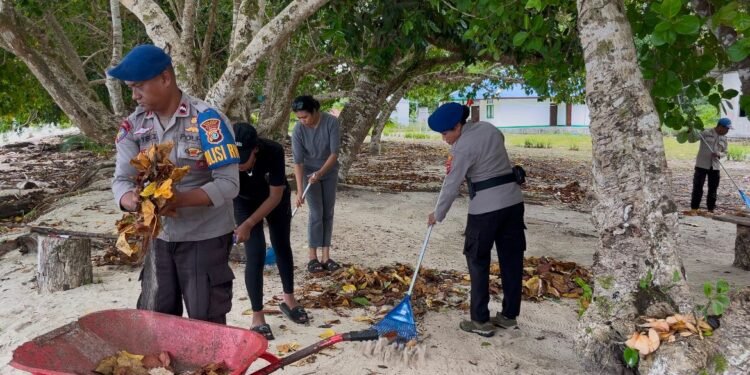 Satpolairud Polres Sarmi Laksanakan Sambang Nusa Presisi dan Program ASRI di Pulau Terluar Liki