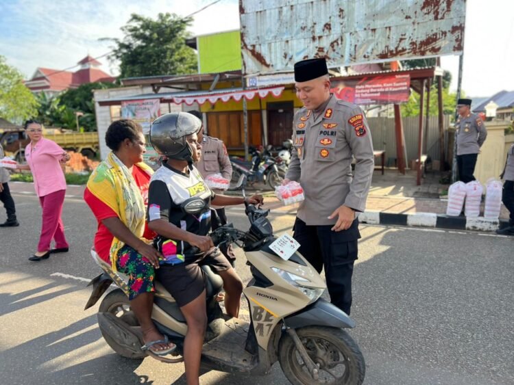 Ramadan Penuh Berkah, Polres Merauke dan Bhayangkari Berbagi Takjil kepada Pengguna Jalan