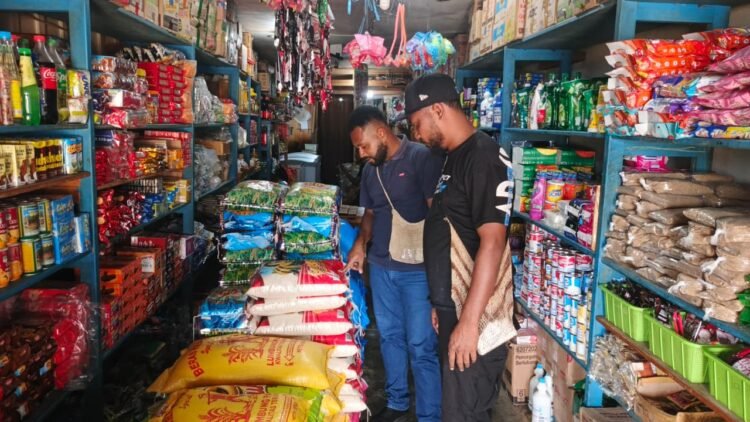 Satgas Saber Polres Mamberamo Tengah Cek Harga Bahan Pokok di Pasar Kobakma, Sejumlah Komoditas Lampaui HET