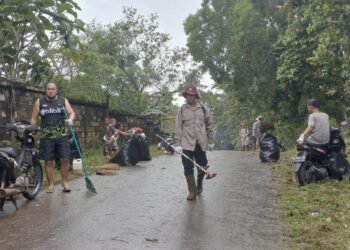 Pererat Kebersamaan, Warga Aspol Dok VII Atas Gotong Royong Bersihkan Lingkungan Asrama Polisi