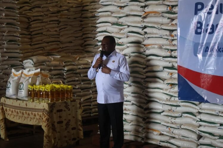 Pererat Kebersamaan, Warga Aspol Dok VII Atas Gotong Royong Bersihkan Lingkungan Asrama Polisi