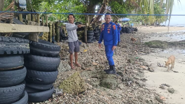 Tanggap Bencana Pesisir, Satpolairud Polres Sarmi Pastikan Keselamatan Warga Armo