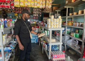 Polres Mamberamo Tengah Cek Harga Beras di Pasar Sentral Kobakma