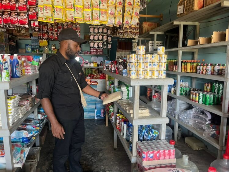 Polres Mamberamo Tengah Cek Harga Beras di Pasar Sentral Kobakma