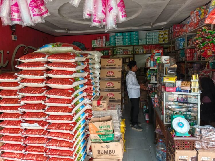 Polres Waropen Pantau Harga Beras di Retail Modern dan Pasar Tradisional