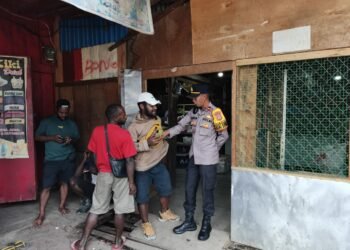 Bhabinkamtibmas di Kampung Asbol Perkuat Sinergi Polisi dan Masyarakat