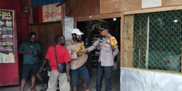 Bhabinkamtibmas di Kampung Asbol Perkuat Sinergi Polisi dan Masyarakat