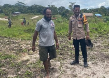 Bhabinkamtibmas di Kampung Asbol Perkuat Sinergi Polisi dan Masyarakat