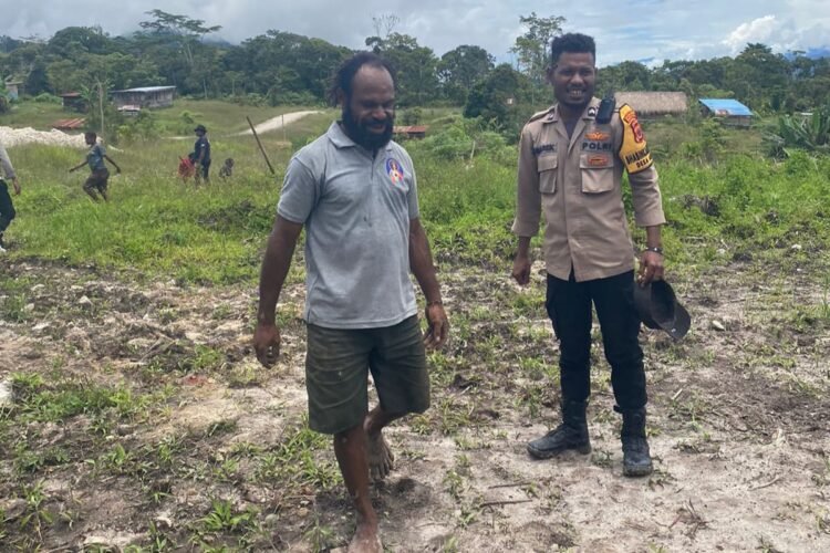 Bhabinkamtibmas di Kampung Asbol Perkuat Sinergi Polisi dan Masyarakat