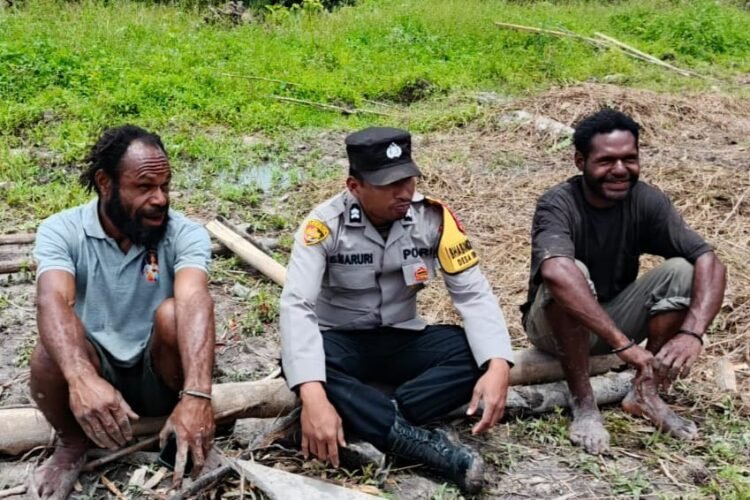 Sentuh Warga Hingga Pelosok, Bhabinkamtibmas Erageam Intensifkan DDS Demi Kamtibmas Kondusif di Mamberamo Tengah
