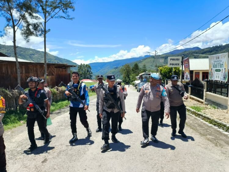 Polres Tolikara Intensifkan Patroli Jalan Kaki Wujudkan Kamtibmas Aman dan Kondusif