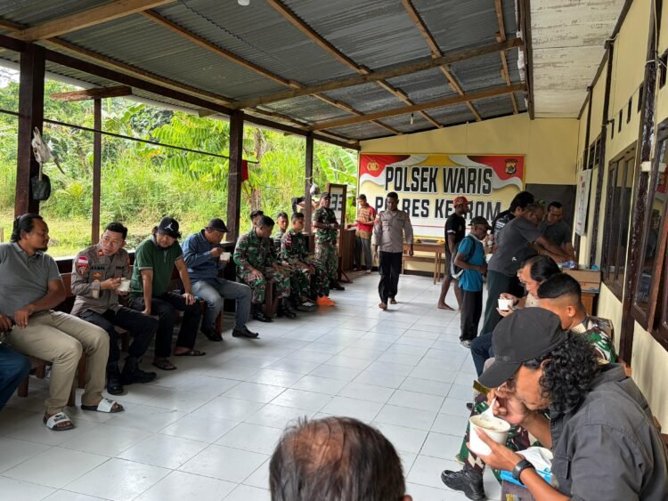 Perkuat Sinergi TNI-Polri Dan Masyarakat, Polsek Waris Gelar Halal Bihalal Dan Musnahkan Miras Hasil Razia