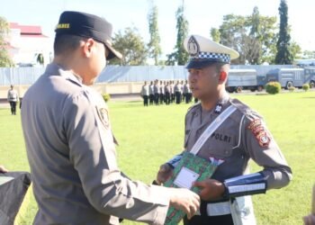 Apresiasi Kinerja Humanis, Kapolres Merauke Anugerahkan Penghargaan Kepada Personel Sat Lantas Berprestasi