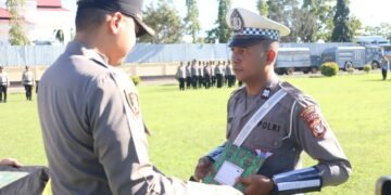Apresiasi Kinerja Humanis, Kapolres Merauke Anugerahkan Penghargaan Kepada Personel Sat Lantas Berprestasi
