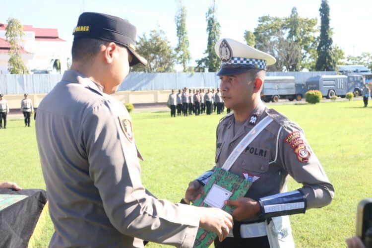 Apresiasi Kinerja Humanis, Kapolres Merauke Anugerahkan Penghargaan Kepada Personel Sat Lantas Berprestasi