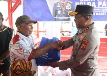 Wujud Kepedulian Polri, Kapolda Papua dan Bhayangkari Bantu Warga Terdampak Banjir Danau