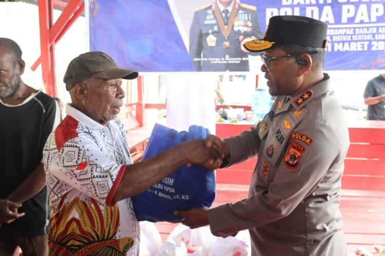 Wujud Kepedulian Polri, Kapolda Papua dan Bhayangkari Bantu Warga Terdampak Banjir Danau