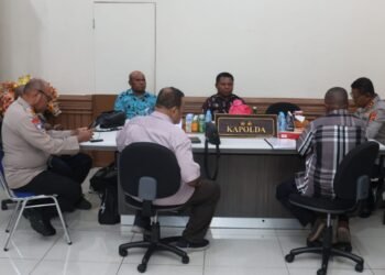 Kapolda Papua Terima Aspirasi Ondofolo Yobeh, Siap Bantu Perbaikan Jembatan dan Dukung Festival Kampung