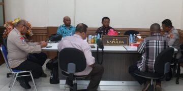 Kapolda Papua Terima Aspirasi Ondofolo Yobeh, Siap Bantu Perbaikan Jembatan dan Dukung Festival Kampung