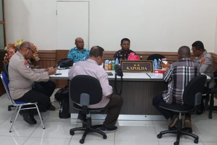 Kapolda Papua Terima Aspirasi Ondofolo Yobeh, Siap Bantu Perbaikan Jembatan dan Dukung Festival Kampung