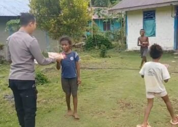 Peduli Pendidikan Anak Papua, Kapolsek Biak Barat Bagikan Buku di Distrik Swandiwe