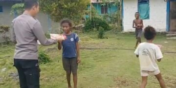 Peduli Pendidikan Anak Papua, Kapolsek Biak Barat Bagikan Buku di Distrik Swandiwe