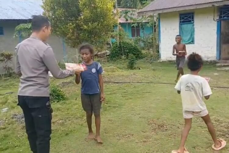 Peduli Pendidikan Anak Papua, Kapolsek Biak Barat Bagikan Buku di Distrik Swandiwe