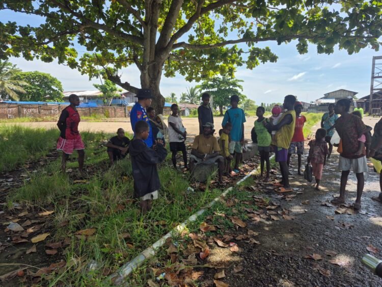 Polisi RW Sat Polairud Polres Merauke Perkuat Kemitraan Kamtibmas Melalui Sambang Warga di Kampung Wogekel