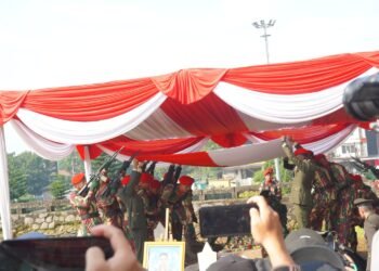 Tangis Haru Iringi Pemakaman Mayor Zulmi, Prajurit Berprestasi TNI