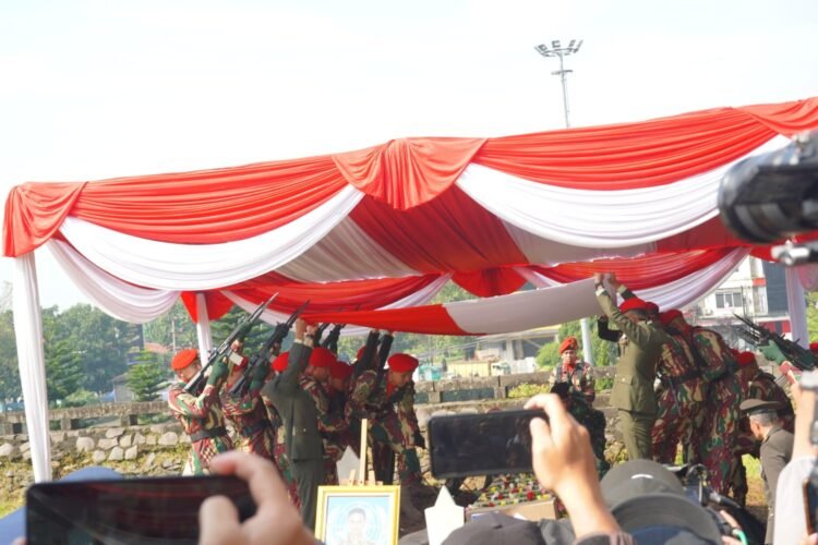 Tangis Haru Iringi Pemakaman Mayor Zulmi, Prajurit Berprestasi TNI