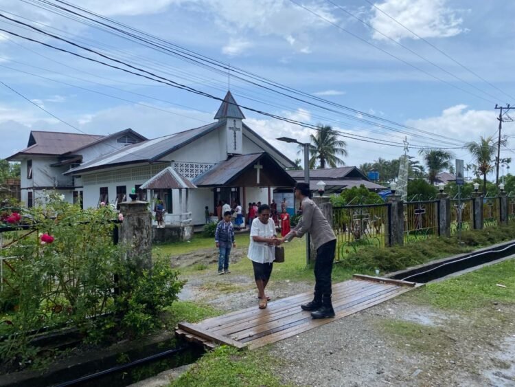 Ibadah Minggu Paskah di Waropen Berlangsung Khidmat, Kapolres Waropen Pastikan Keamanan dan Kelancaran