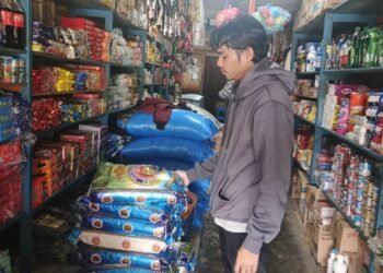 Sat Reskrim Polres Mamberamo Tengah Cek Harga Bahan Pokok di Pasar Kobakma