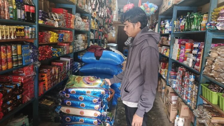 Sat Reskrim Polres Mamberamo Tengah Cek Harga Bahan Pokok di Pasar Kobakma