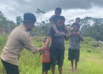 Humanis dan Responsif, Bhabinkamtibmas Kampung Asbol Dorong Partisipasi Warga Jaga Kamtibmas