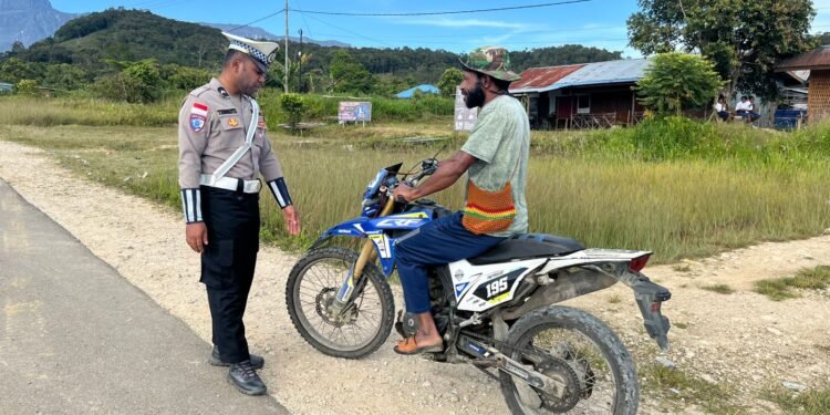 Sat Lantas Mamberamo Tengah Gelar Strong Point Pagi, Utamakan Teguran Humanis bagi Pelanggar