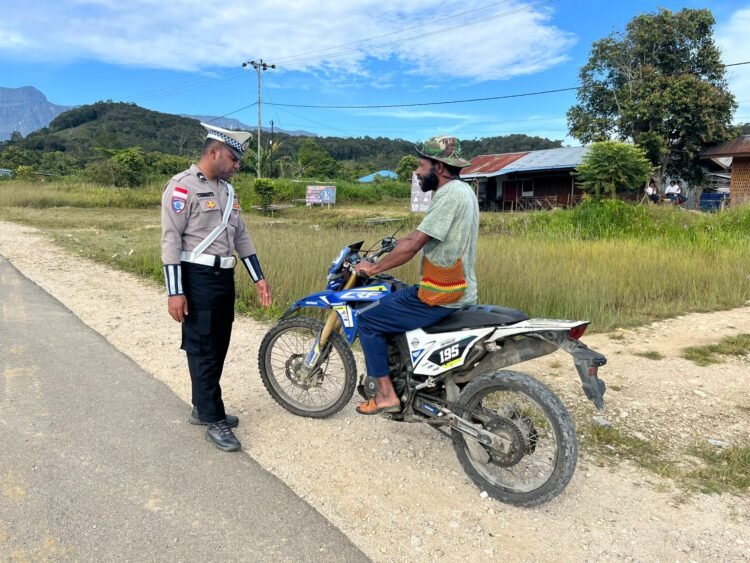Sat Lantas Mamberamo Tengah Gelar Strong Point Pagi, Utamakan Teguran Humanis bagi Pelanggar