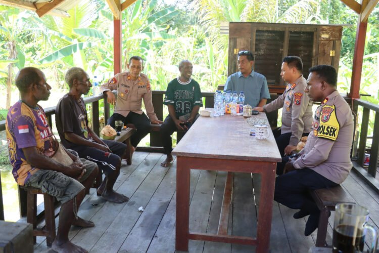 Kapolres Sarmi Kunjungi Polsek Tor Atas, Serap Aspirasi Tokoh Adat dan Kepala Kampung
