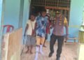 Polisi Hadir untuk Masyarakat, Warga Sakit Dievakuasi ke Puskesmas Samanente