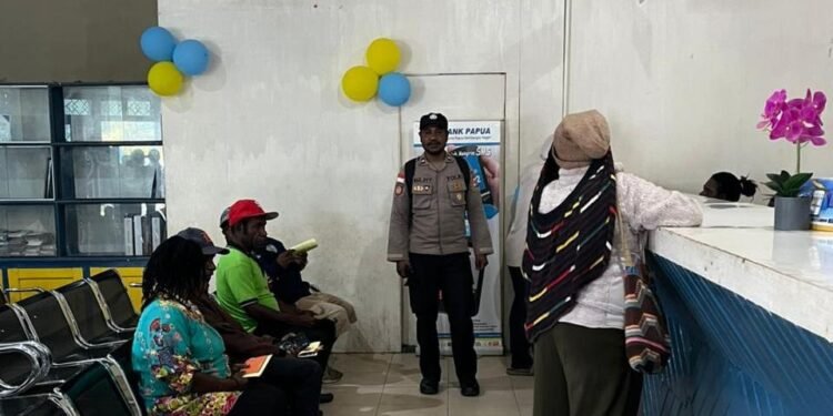 Polisi Hadir untuk Masyarakat, Warga Sakit Dievakuasi ke Puskesmas Samanente